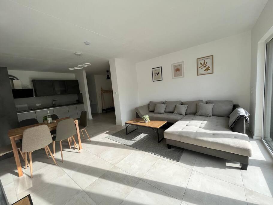 3 Zw 95 M2 Neubau Kostenlos Parkplatz Im Hof 키칭겐 외부 사진